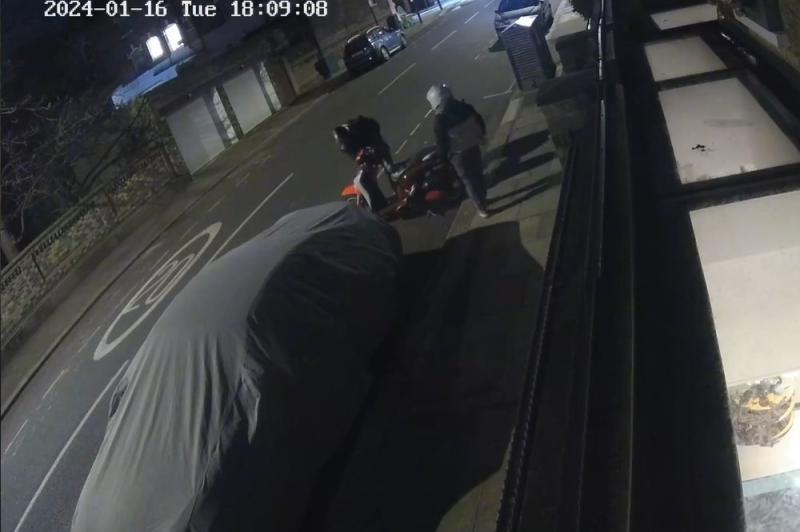 Police Seek Moped Riders After Fatal Hammersmith Collision